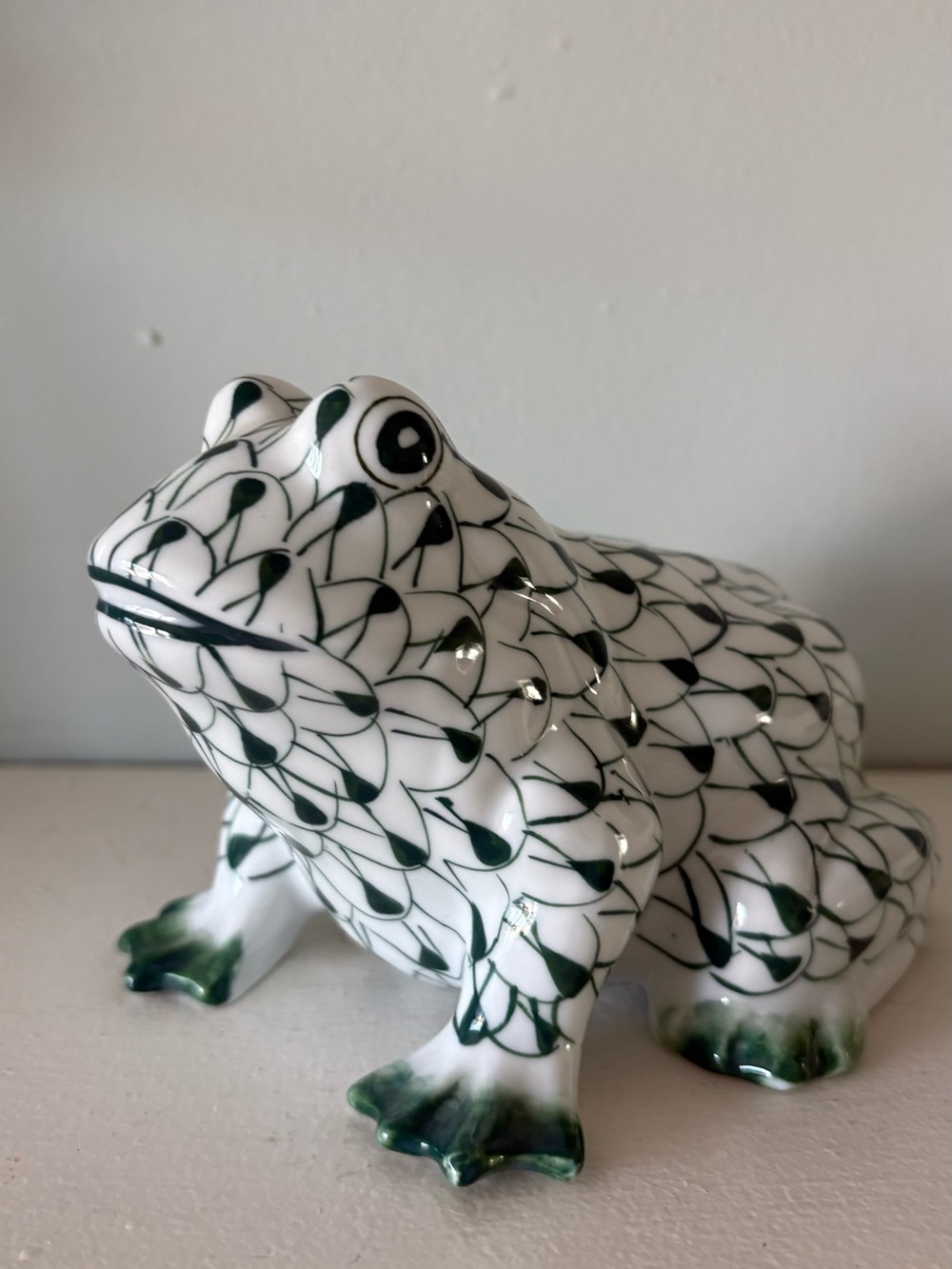 Andrea By Sadek Hand Painted Porcelain fishnet green frog